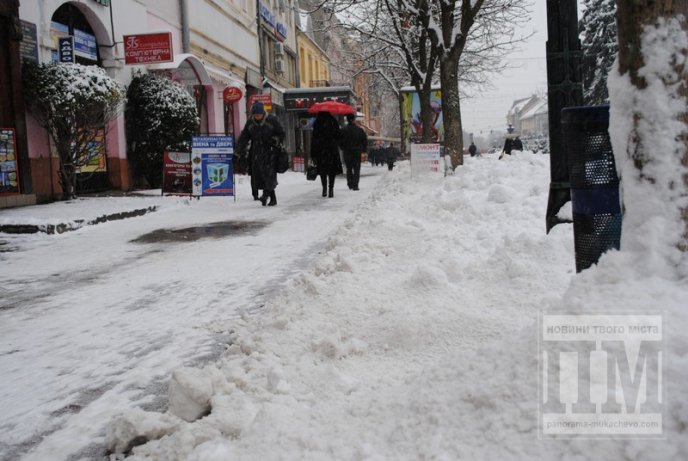 Центральну частину Мукачева комунальники очищають від снігу (ФОТО) – 07