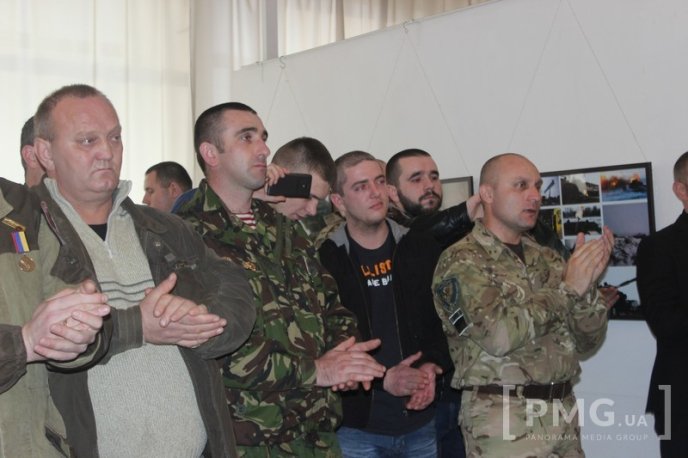 У Мукачеві відкрили фотовиставку, присвячену річниці боям за Дебальцево – 15