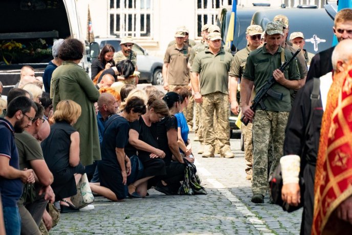 Трагічний день для Ужгорода: в місті попрощалися з трьома Героями – 09 Трагічний день для Ужгорода: в місті попрощалися з трьома Героями – 09