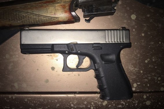 У Мукачеві зупинили автомобіль за порушення ПДР і знайшли в машині зброю та набої – 02