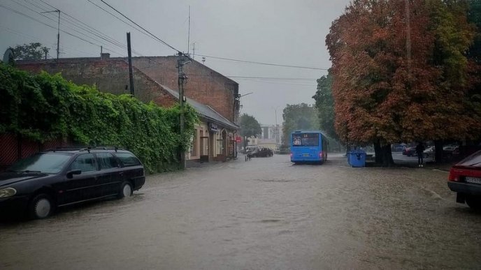 Венеція по-закарпатськи: в Ужгороді після зливи затоплені вулиці і дороги – 01