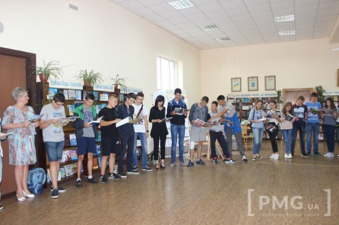 У Мукачеві відбувся флешмоб "Молодь читає" – 09