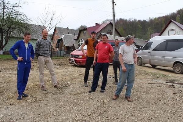 На Тячівщині місцеві мешканці самостійно розширили та забетонували частину комунальної вулиці – 09