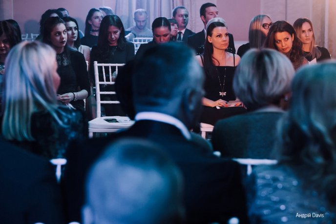 Мода заради життя: на Закарпатті відбувся ІІІ-й благодійний показ мод дизайнерки Роксолани Новак – 159