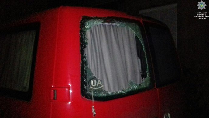 У Мукачеві невідомі розбили скло на автомобілі: зловмисники залишили сліди крові в салоні таксі – 01