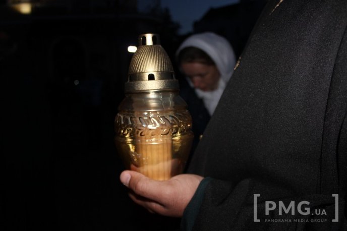 Мукачівці зустріли Благодатний Вогонь, який зійшов у Єрусалимі – 01