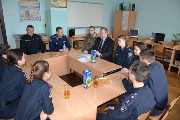 Головний поліцейський Закарпаття разом зі своїм донецьким колегою гостювали у Юридичному ліцеї імені Ярослава Кондратьєва – 06 Головний поліцейський Закарпаття разом зі своїм донецьким колегою гостювали у Юридичному ліцеї імені Ярослава Кондратьєва – 06