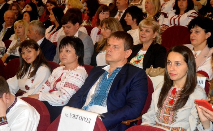 Геннадій Москаль відзначив ужгородську вчительку "Золотим ведмедиком" – 02