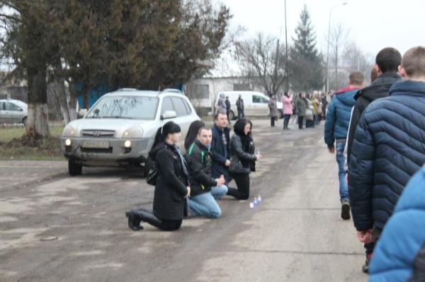 На колінах зі сльозами на очах полеглого "кіборга" зустріли мешканці рідної Ільниці (ФОТО) – 20