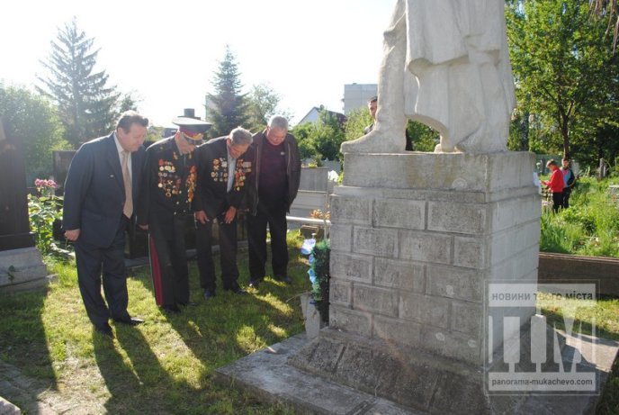 Мукачівські ветерани та школярі поклали квіти до могил воїнів Другої світової війни (ФОТО) – 06