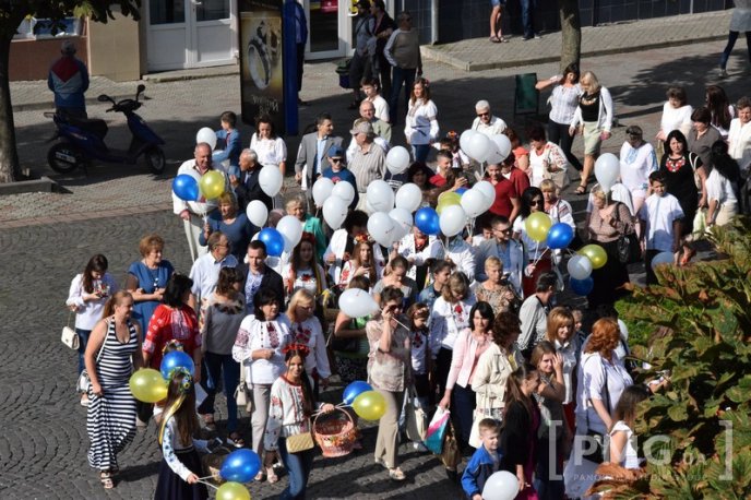 У Мукачеві стартував парад вишиванок – 09