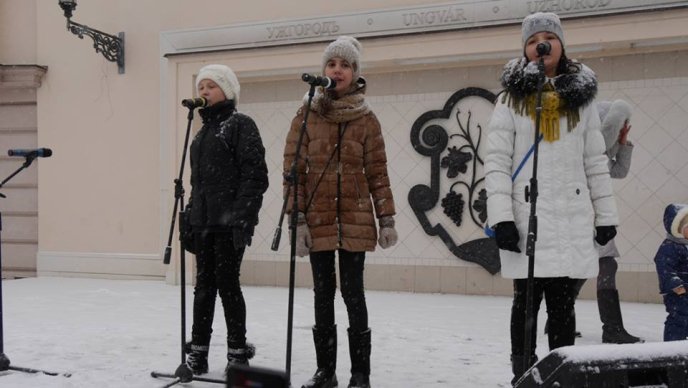 Хороводи, конкурси, подарунки: в Ужгороді відбувся святковий флешмоб "Колядуймо разом" – 08 Хороводи, конкурси, подарунки: в Ужгороді відбувся святковий флешмоб "Колядуймо разом" – 08