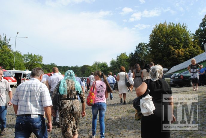 Тисячі вірників прийшли помолитись до мукачівського Свято-Миколаївського жіночого монастиря (ФОТО) – 05 Тисячі вірників прийшли помолитись до мукачівського Свято-Миколаївського жіночого монастиря (ФОТО) – 05