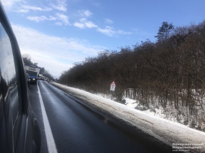 На Ужгородщині ДТП: на трасі великі затори – 04