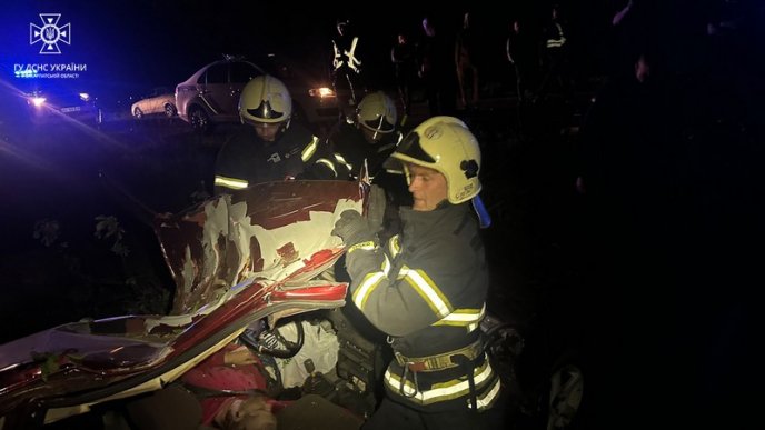 Рятувальники показали фото з місця трагічної аварії на Закарпатті – 01