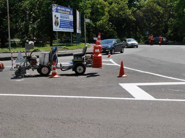 На вулицях Ужгорода розпочали наносити дорожню розмітку – 04