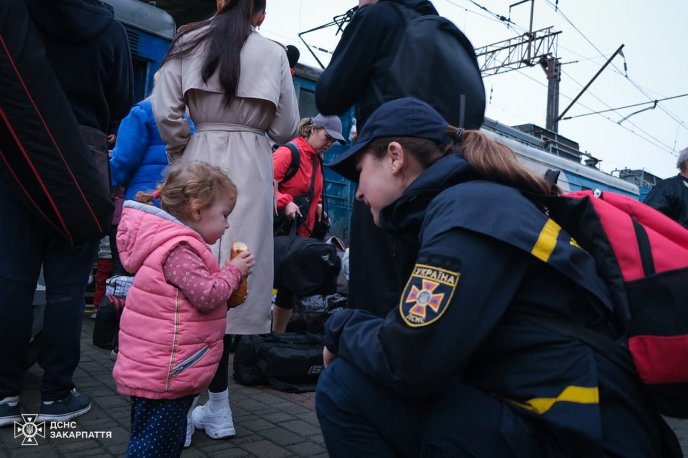 На Закарпатті зустріли евакуаційний потяг з Донецької області – 06 На Закарпатті зустріли евакуаційний потяг з Донецької області – 06