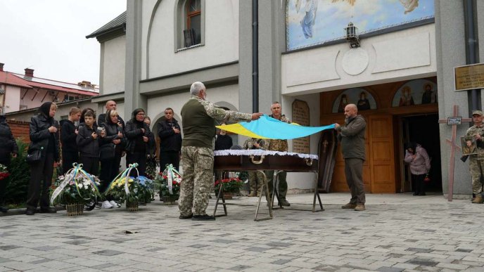 Мукачево попрощалось із захисником, який загинув на війні – 04 Мукачево попрощалось із захисником, який загинув на війні – 04