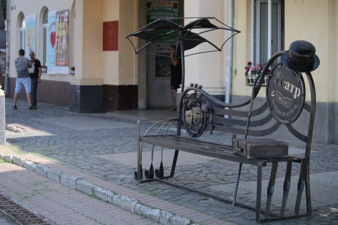 У центрі Мукачева встановлюють незвичну лавицю – 02