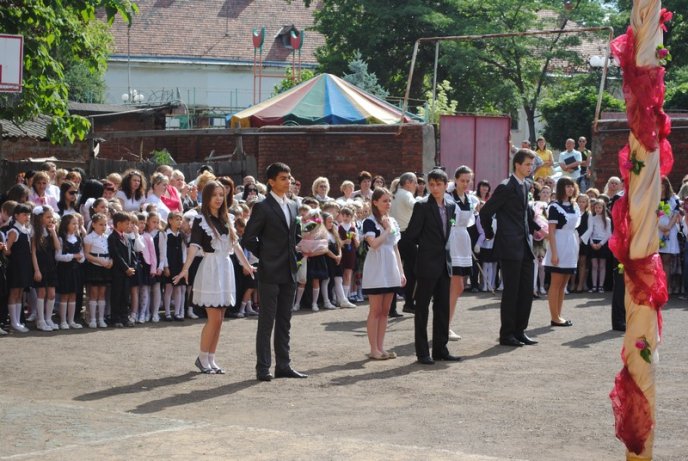 Для одинадцятикласників Мукачева пролунав останній дзвоник (ФОТОРЕПОРТАЖ) – 04 Для одинадцятикласників Мукачева пролунав останній дзвоник (ФОТОРЕПОРТАЖ) – 04