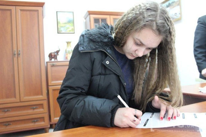 Першим сімом 16-річним мукачівцям вручили нові ID-картки – 05 Першим сімом 16-річним мукачівцям вручили нові ID-картки – 05