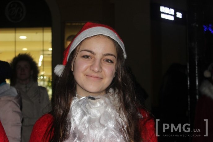 У Мукачеві засяяла головна новорічна ялинка міста – 17