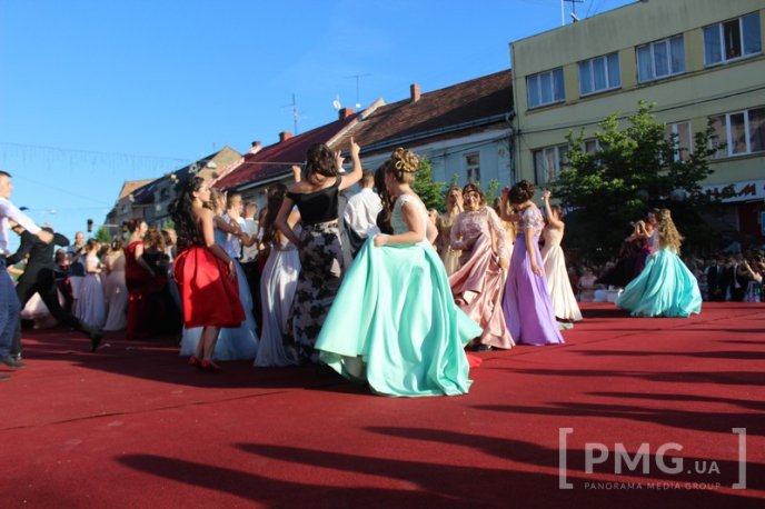 Мукачівські випускники станцювали прощальний вальс у центрі міста – 13