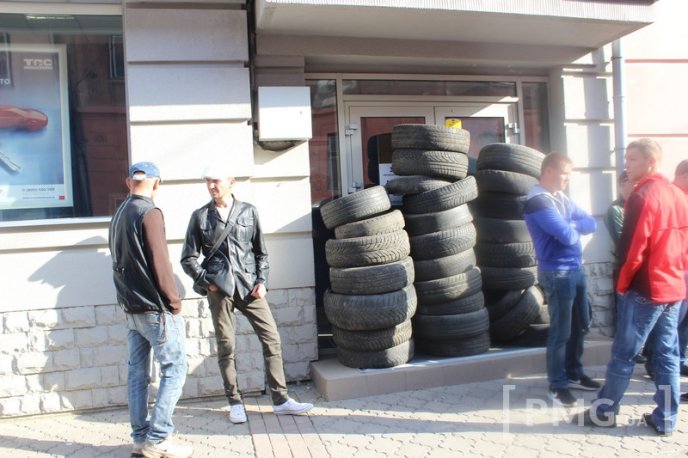 У центрі Мукачева люди вийшли на пікет: принесли шини і вимагають повернути вкрадені гроші – 09