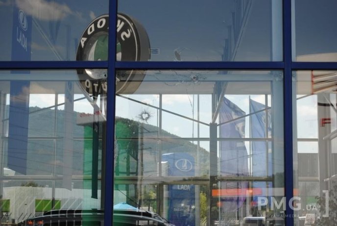 Під час перестрілки у Мукачеві кулі влучили у автосалон "Skoda", АЗС та автомобілі, які проїжджали трасою – 02