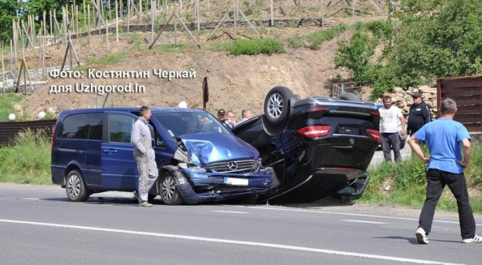 В Ужгороді зіткнулися два авто. Одне з них перекинулось на дах – 01