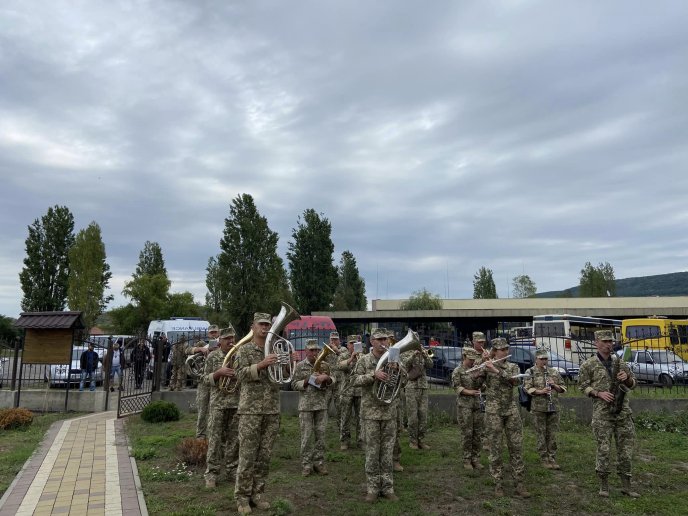 У Берегові провели в останню путь молодого військового – 02