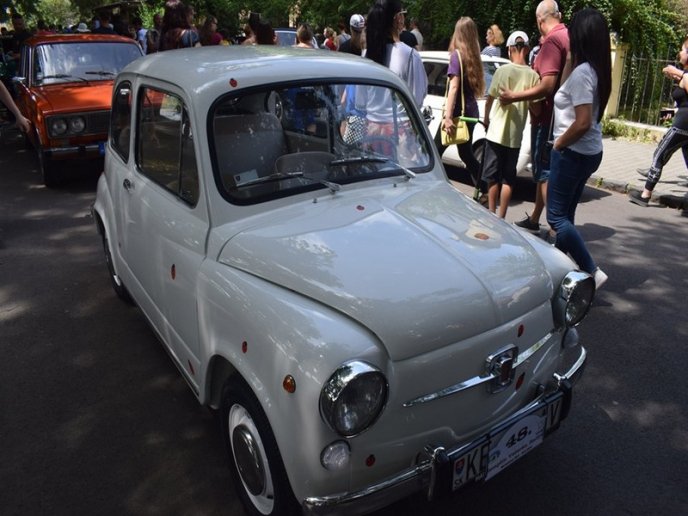 80 ретроавтомобілів і мотоциклів їздили вулицями Ужгорода – 08 80 ретроавтомобілів і мотоциклів їздили вулицями Ужгорода – 08