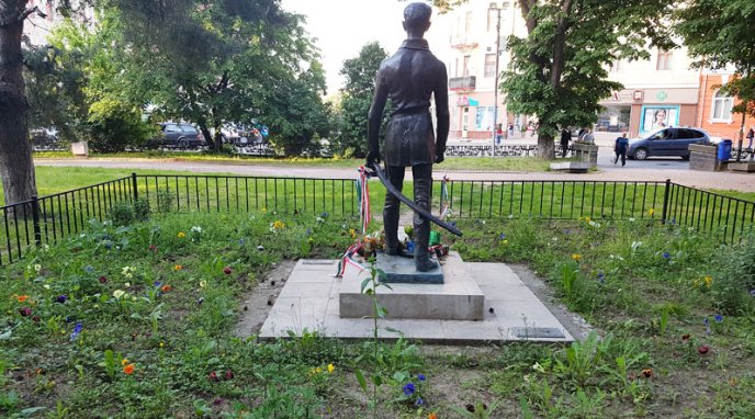 Пам’ятник, що є окрасою Ужгорода, заріс бур’яном – 04