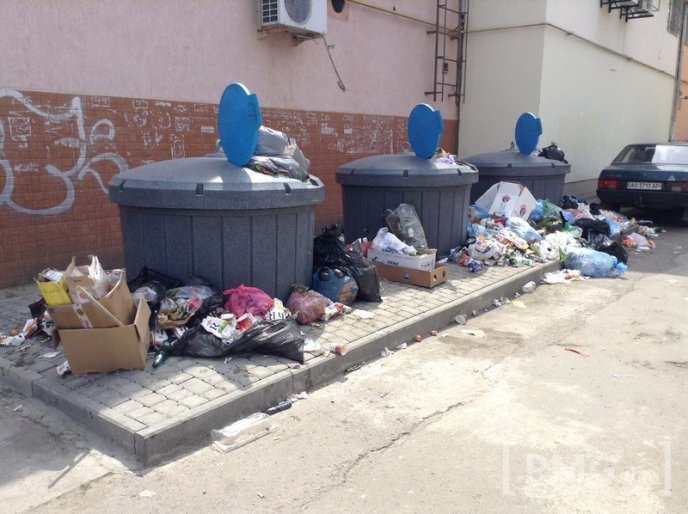 У Мукачеві позаду кінотеатру утворилося сміттєзвалище – 01