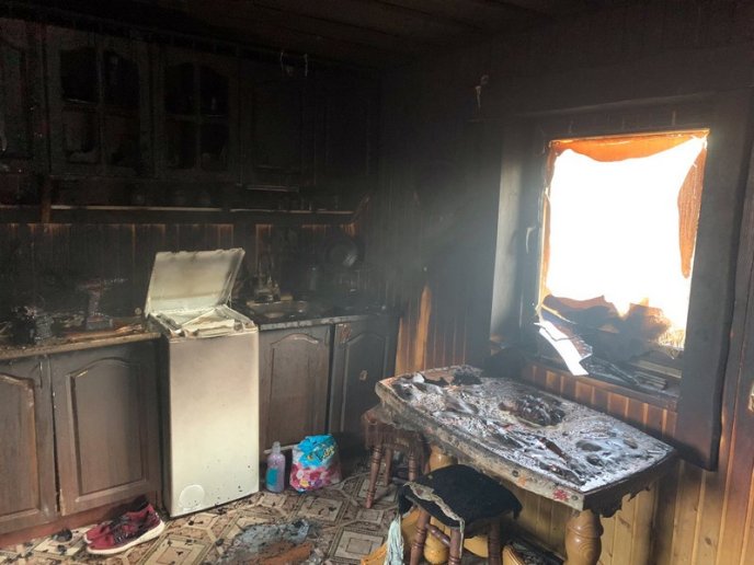 У селі серед білого дня спалахнула літня кухня – 01