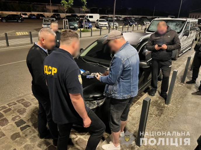 Спецоперація на одній із АЗС: відомо, кого затримали – 03