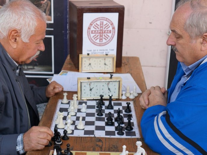 Салон краси просто неба: в Ужгороді зробили подарунок для людей похилого віку – 15 Салон краси просто неба: в Ужгороді зробили подарунок для людей похилого віку – 15