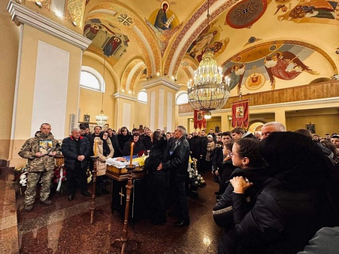 Мукачівці навколішках прощалися із полеглим Героєм – 03