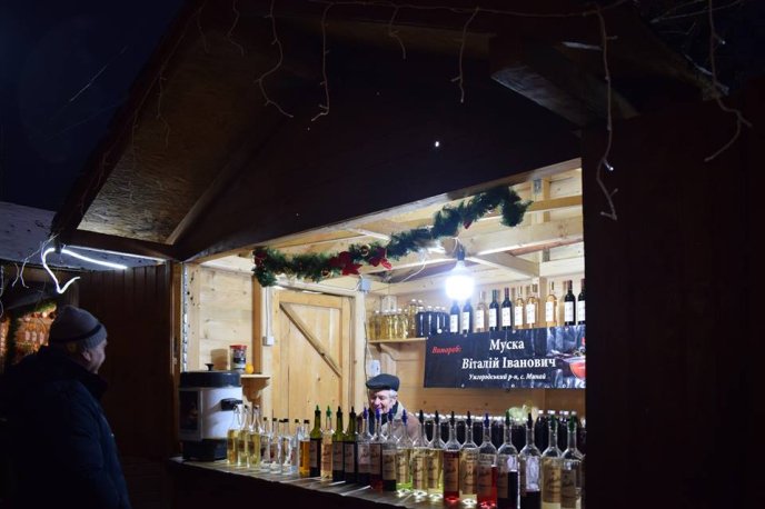 В Ужгороді починає працювати новорічно-різдвяний ярмарок – 02