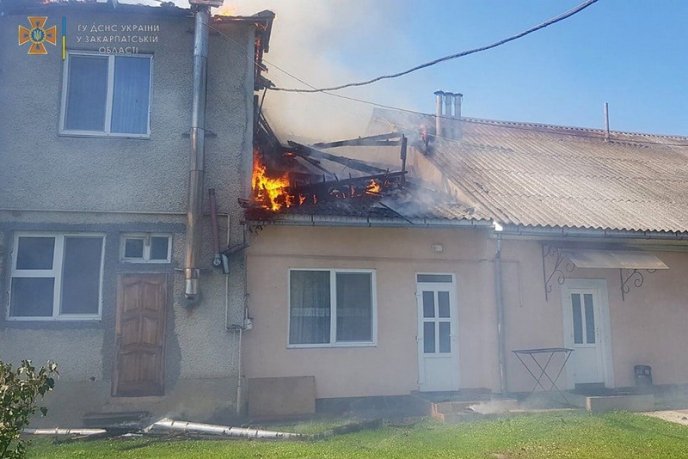 На Закарпатті горить будинок готельного типу: пожежники врятували чоловіка – 03 На Закарпатті горить будинок готельного типу: пожежники врятували чоловіка – 03