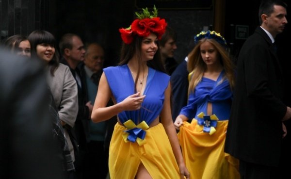 У мережі обговорюють, чи бува не перебільшили ужгородські студентки із патріотичною відвертістю – 02