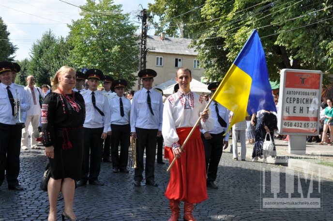 День Незалежності України у Мукачеві відзначили масштабним парадом вишиванок (ФОТОРЕПОРТАЖ) – 24