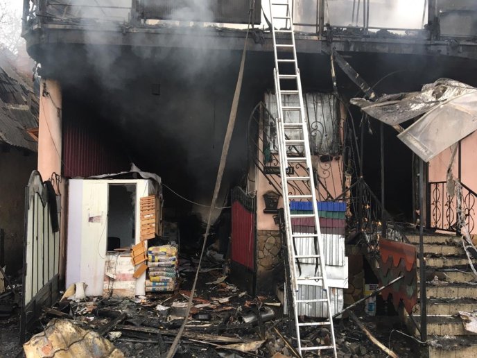 Вогнеборці приборкують пожежу в магазині будматеріалів на Тячівщині – 05 Вогнеборці приборкують пожежу в магазині будматеріалів на Тячівщині – 05