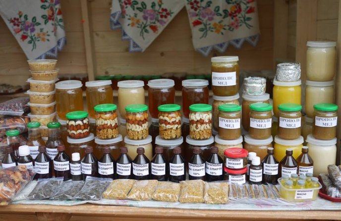 В Ужгороді на фестивалі можна скуштувати медовуху, різні смаколики та купити сувенір – 11