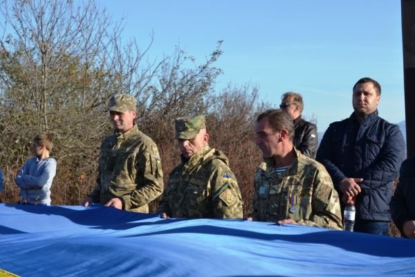 На Тячівщині на горі Капуна урочисто піднялии величезний прапор України – 07