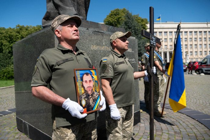 На Закарпатті поховали молодого військового, який загинув у бою на Донеччині – 06