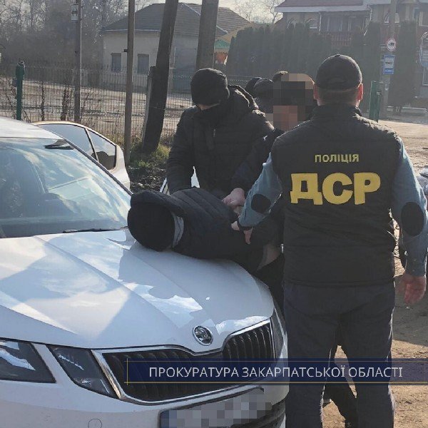 Як "заробляв" прикордонник: чоловіка затримали при отриманні 900 доларів – 01 Як "заробляв" прикордонник: чоловіка затримали при отриманні 900 доларів – 01