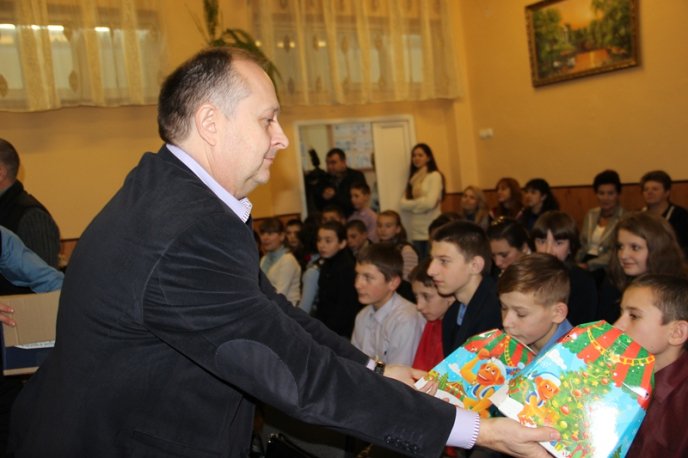Вихованці Великоберезнянської школи-інтернат отримали подарунки від святого Миколая – 03