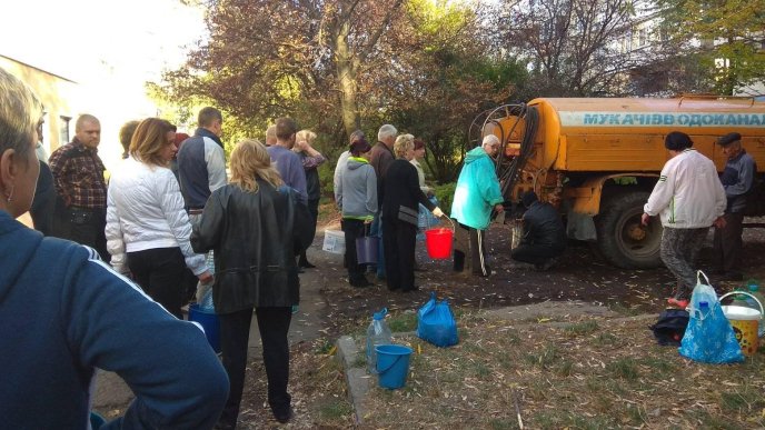 Черги за водою у Мукачеві: люди обурені та жаліються на владу – 01