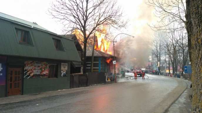 На Рахівщині горить магазин будівельних матеріалів – 04